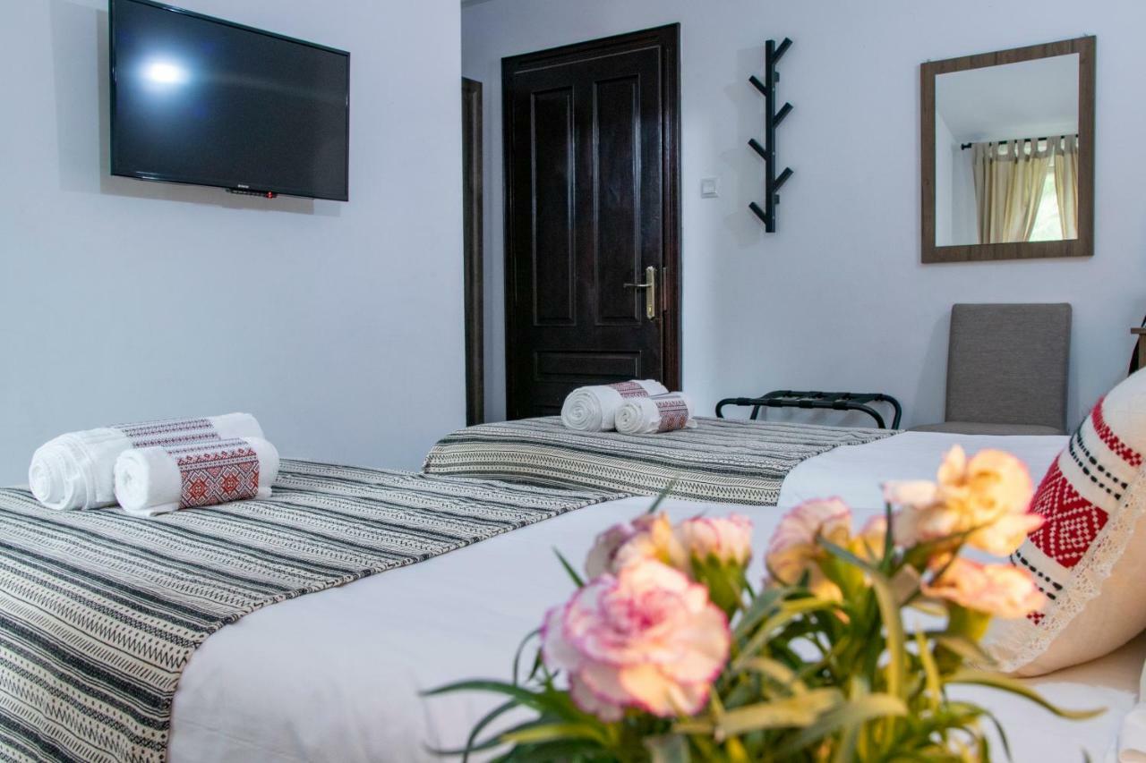 Hotel Floare De Colt Mînăstirea Humorului Exterior foto